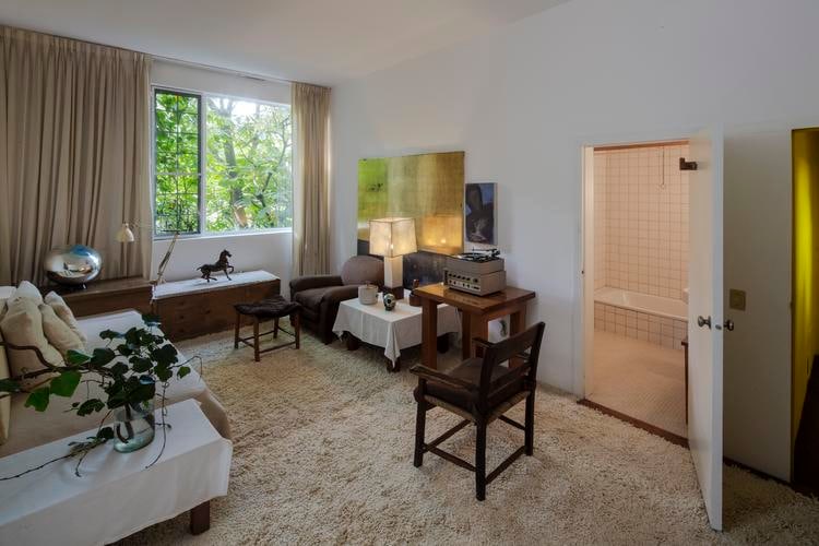 danh vo, vista de instalaci&oacute;n&nbsp;jard&iacute;n con palomas al vuelo, casa luis barrag&aacute;n, ciudad de m&eacute;xico, 2018