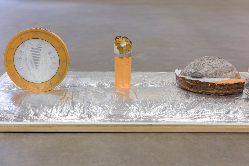 gabril kuri, vista de instalaci&oacute;n de&nbsp;spending static to save gas, douglas hyde gallery, dubl&iacute;n, 2020. foto: louis haugh&nbsp;