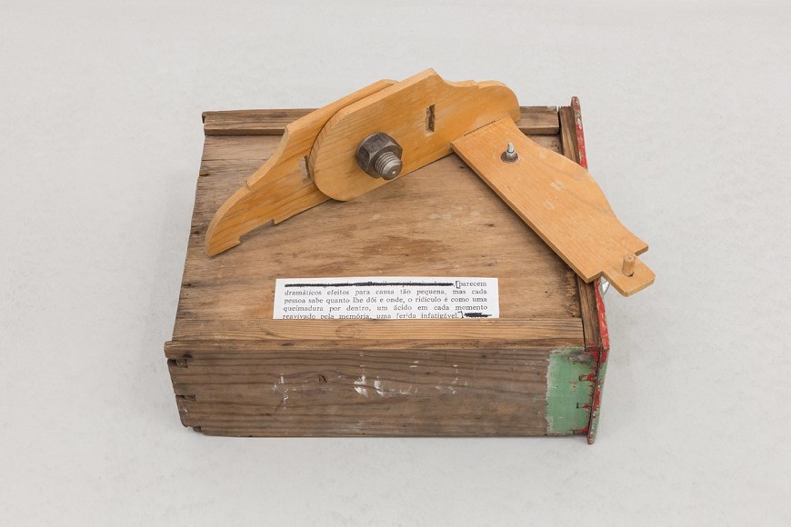 jimmie durham,&nbsp;do you say i am lying?, 1995. foto: bruno lopes&nbsp;