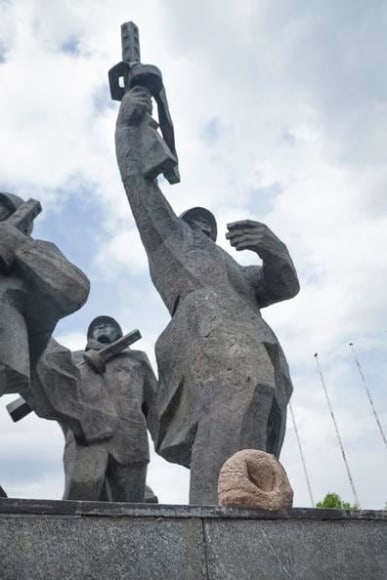 adrian villar rojas, installation view of&nbsp;in riboca, riga biennial, riga, 2018