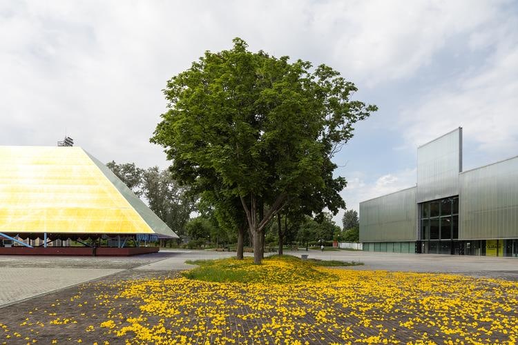 allora &amp;amp; calzadilla, vista de instalaci&oacute;n de&nbsp;graft, garage square, garage museum of contemporary art, mosc&uacute;, 2019.&nbsp; foto: ivan erofeev
