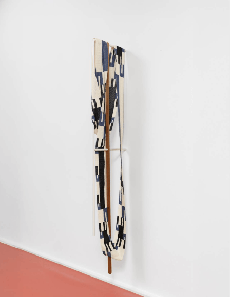 leonor antunes sophie #4, 2023 acero inoxidable con recubrimiento de polvo, madera de teca, cuerda de nailon, perlas de vidrio