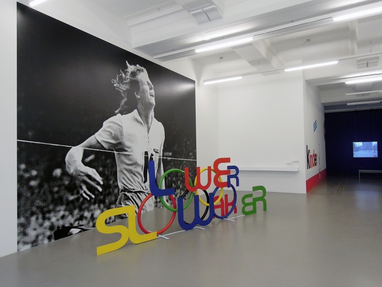 minerva cuevas, vista de instalaci&oacute;n de&nbsp;no room to play, daad galerie, berl&iacute;n, 2019 photo: thomas burns