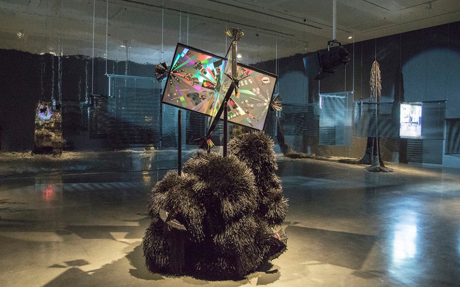 haegue yang, vista de instalaci&oacute;n&nbsp;triple vita nestings, institute of modern art, brisbane, 2018