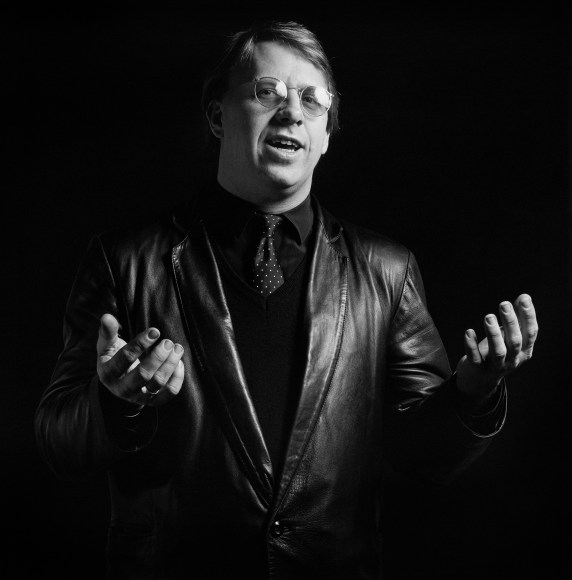 Portrait of Joseph Kosuth in 3/4 view.