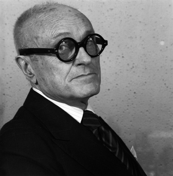 Portrait of Philip Johnson at 3/4 view.