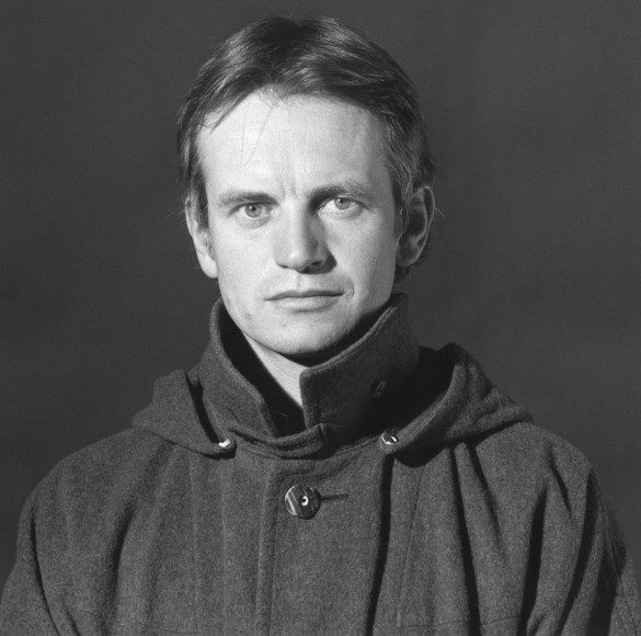 Portrait of Bruce Chatwin directly facing camera.