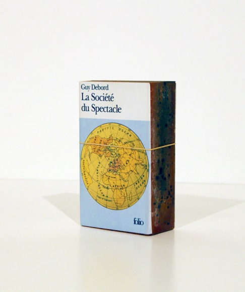 Claire Fontaine La societe du spectacle brickbat