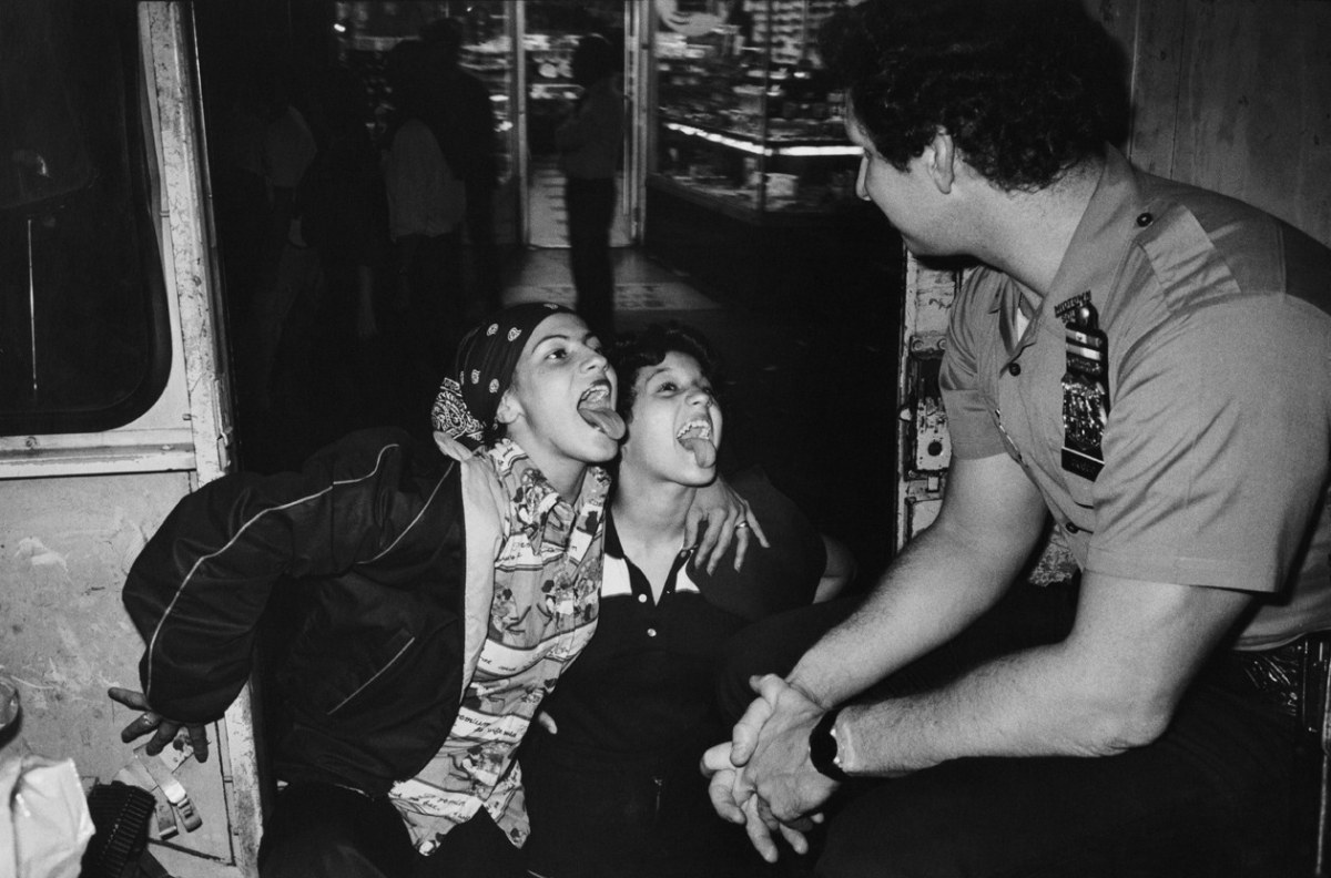 Jill Freedman, Two Girls Flirting