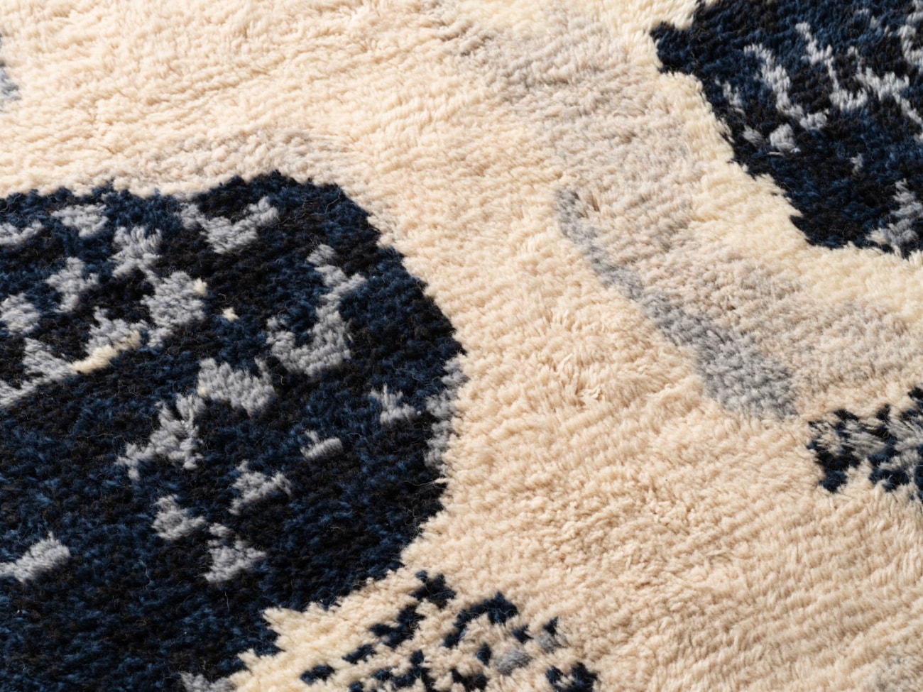 FINNISH TEXTILE ARTIST