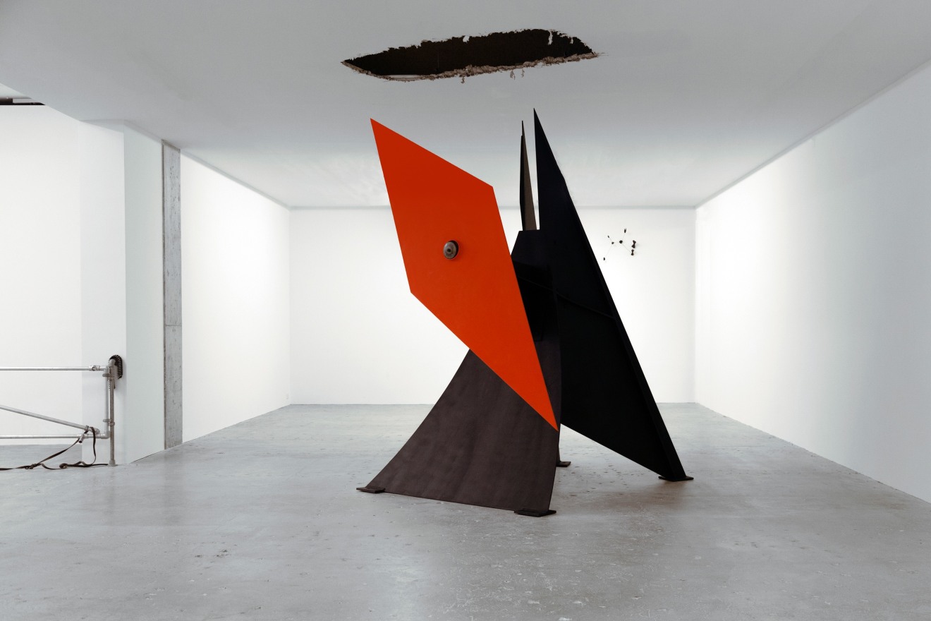 Installation view of Kinetics of Violence: Alexander Calder and Cady Noland, New York, Venus Over Manhattan, 2017