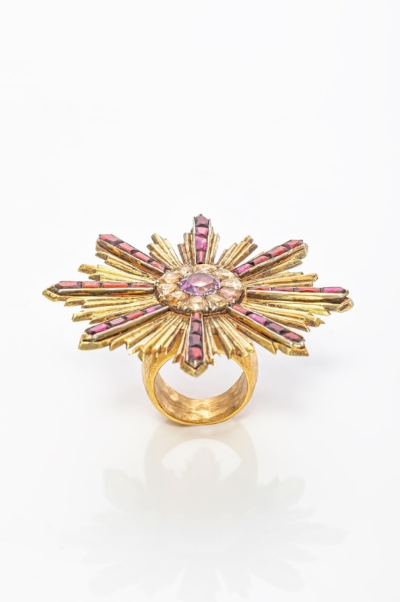 UNIQUE RING WITH A SOMPTUOUS BAROQUE BROOCHE, &nbsp;