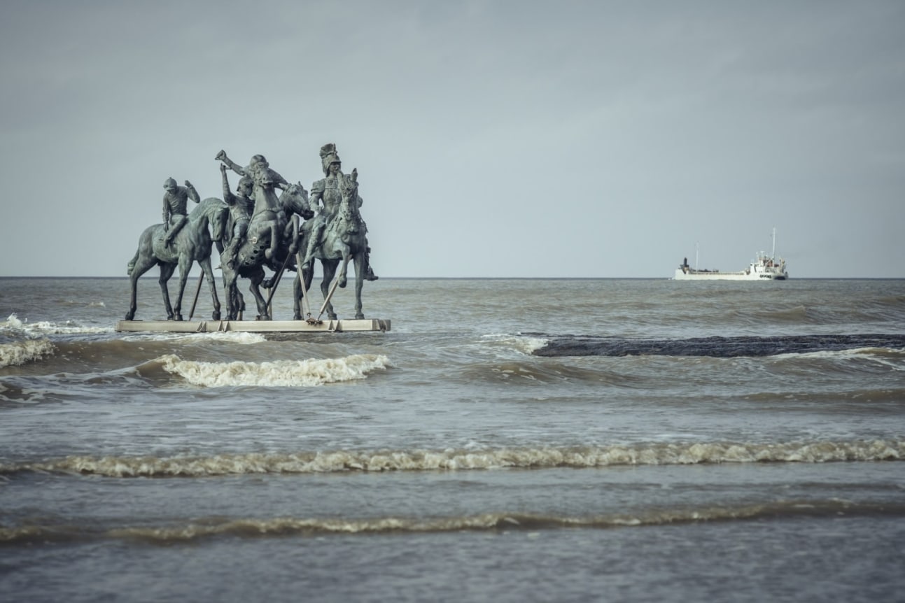 Men, 2018. Found bronze statues, 500 x 200 x 250 cm. Permanent installation.