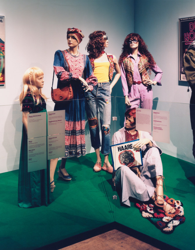 Annette Kelm  Münchner Stadtmuseum, 25.1.2013 - 15.9.2013 “Geschmackssache - Mode der 70er Jahre”, Münchner Stadtmuseum, 25.1.2013 - 15.9.2013 “A Matter of Taste - Fashion from the 1970s”, 2014