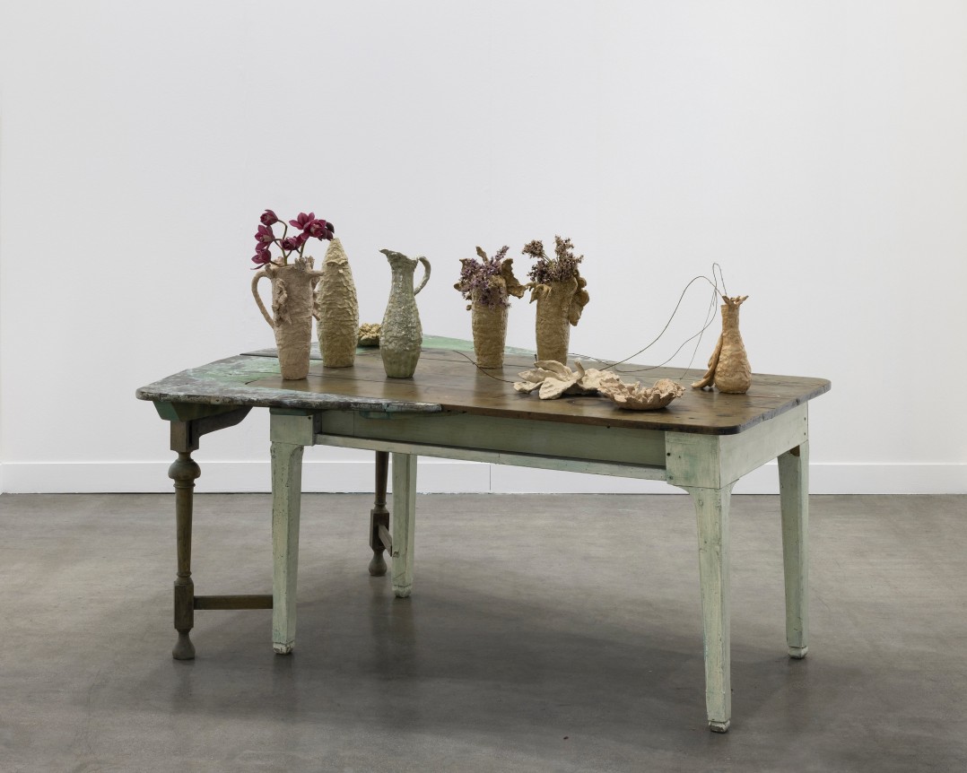 Chiara Camoni Tavolo insetto / Selezione di Piatti e Brocche, 2021-2024