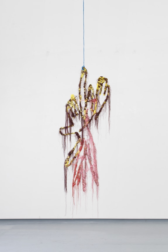 Julien Creuzet Attila cataracte, ta source aux pieds, des pitons verts, finira dans la grande mer, gouffre bleu, nous nous noyâmes, dans les larmes marées, de la lune, Fleur de Balisier, Morne Malgre-Tout, 2024