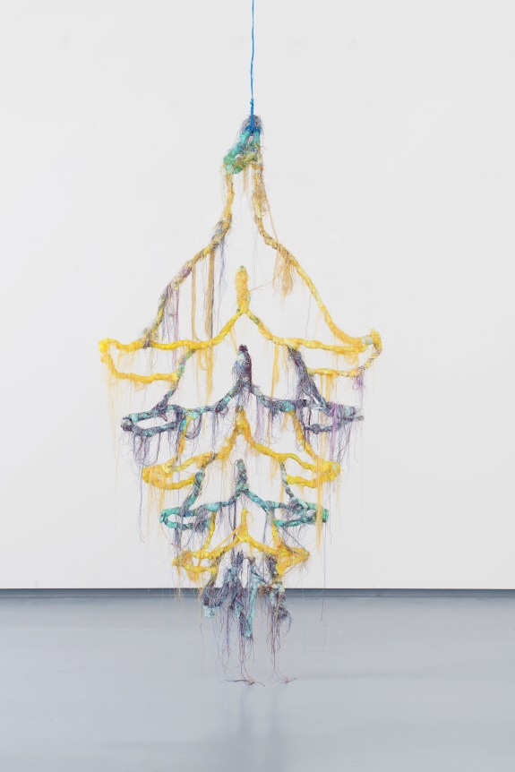 Julien Creuzet Attila cataracte, ta source aux pieds, des pitons verts, finira dans la grande mer, gouffre bleu, nous nous noyâmes, dans les larmes marées, de la lune, Fleur de Balisier, Morne Gommier, 2024