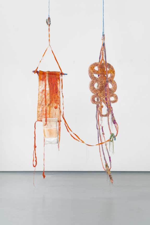 Julien Creuzet Attila cataracte, ta source aux pieds, des pitons verts, finira dans la grande mer, gouffre bleu, nous nous noyâmes, dans les larmes marées, de la lune, feuilles de Balisier (peinture, serpent), la Trinité, 2024