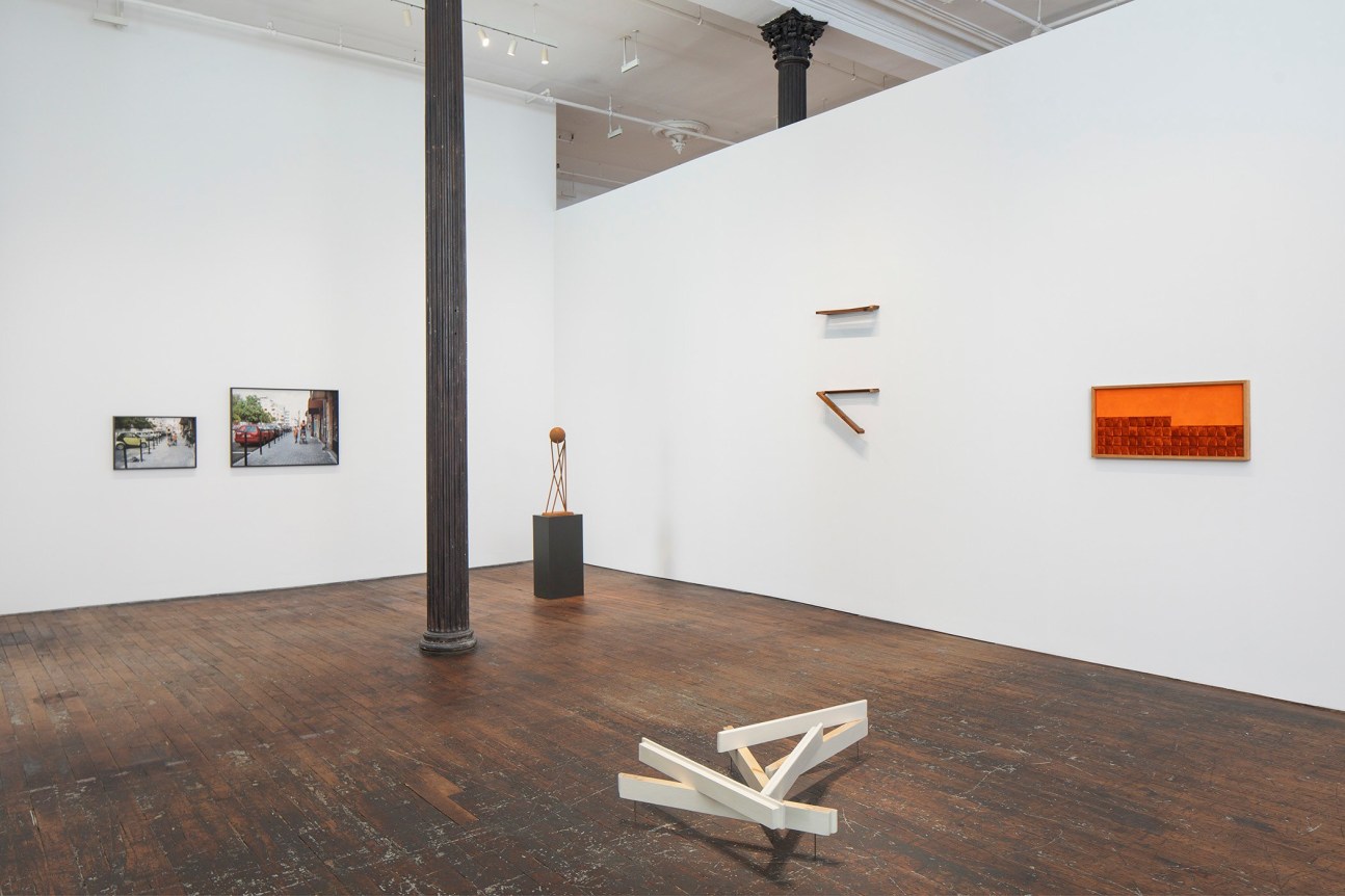 Roman Ondak: Waiting for Someone to Ring at My Door, installation view