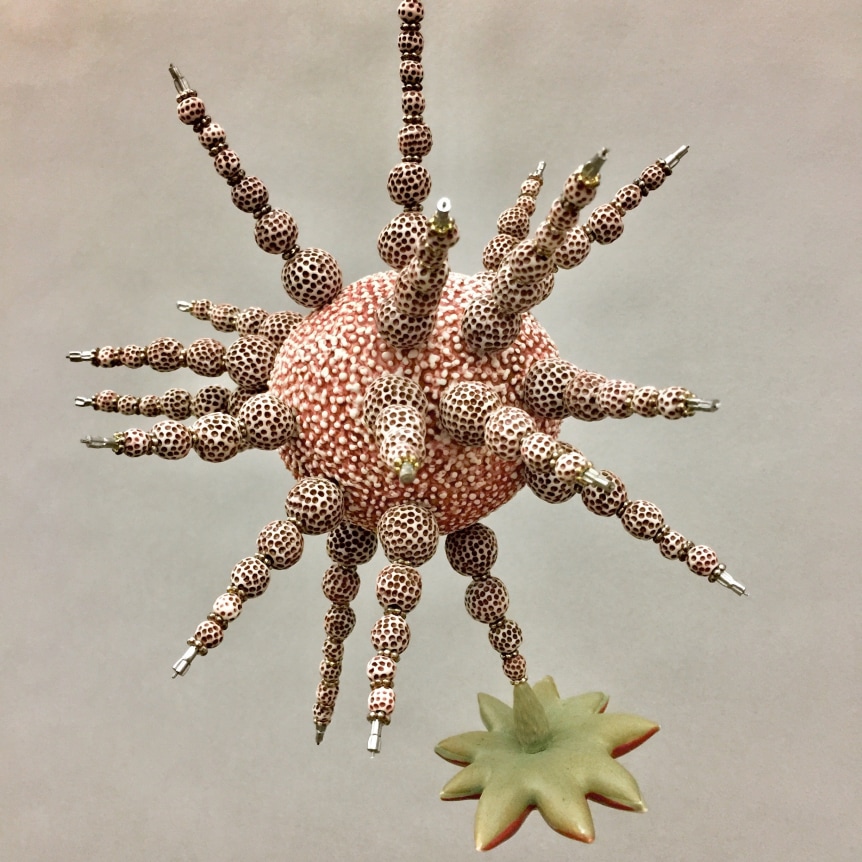 Chris Garofalo.&nbsp;diatomenbl&uuml;te,&nbsp;2020. Underglazed&nbsp;and glazed&nbsp;porcelain, metal&nbsp;beads, 9 x 7 x 7 inches.&nbsp;