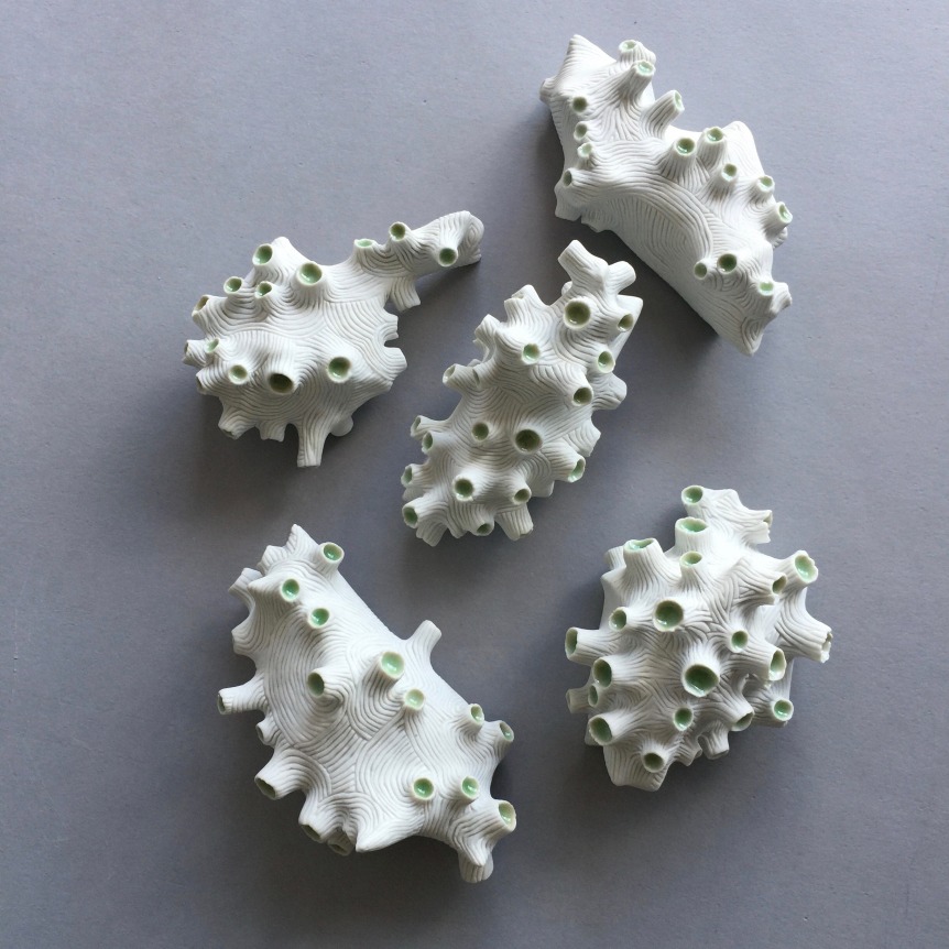 Chris Garofalo.&nbsp;korallelundid,&nbsp;2020. Partially glazed porcelain, 5 x 3 x 2 inches, each.