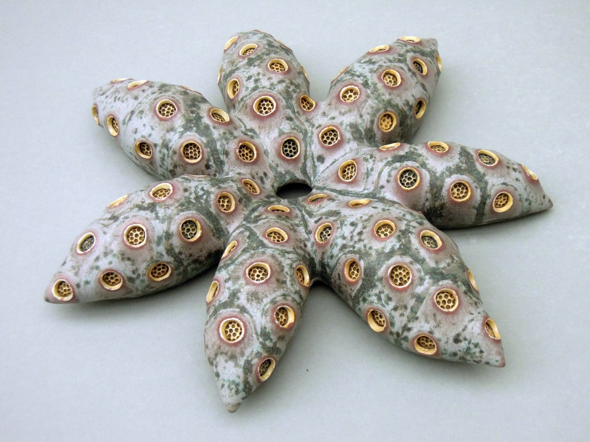 Chris Garofalo.&nbsp;sebum rozgwiazda&nbsp;plaag,&nbsp;2015. Glazed porcelain, 10 x 10 x 2 inches.&nbsp;