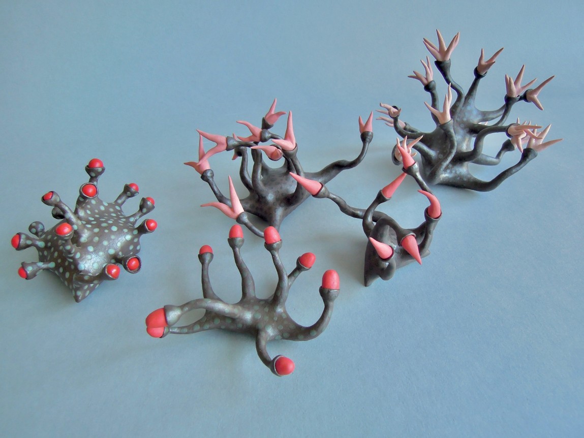 Chris Garofalo. arengu, 2020. Underglazed procelain, 7 x 4 x 5 inches, each.&nbsp;