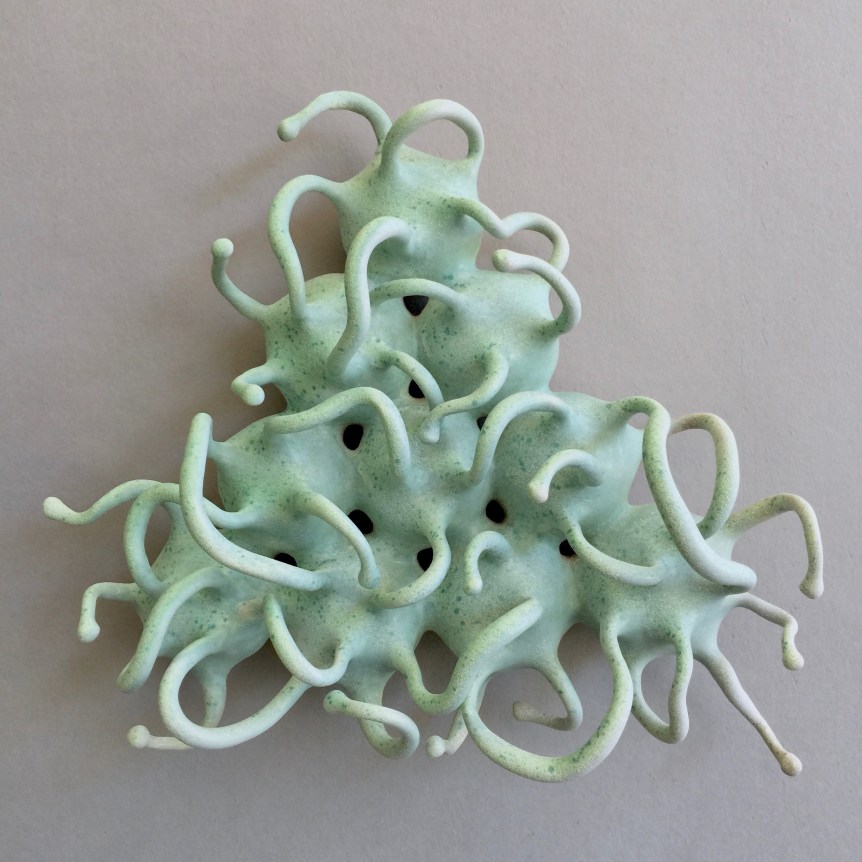 Chris Garofalo.&nbsp;gwallt gwyllt,&nbsp;2020. Glazed porcelain, 8.5 x 7.5 x 2.5 inches.&nbsp;