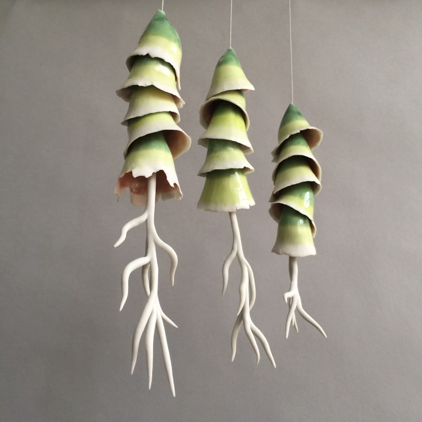 Chris Garofalo.&nbsp;meduus kvintetile,&nbsp;2020. Glazed and unglazed procelain, 8 x 2 x 2 inches.&nbsp;