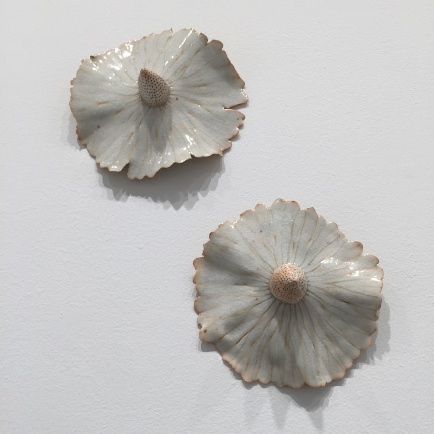 Chris Garofalo.&nbsp;rosie je lekn&iacute;ny, 2007. Glazed porcelain, 5 x 5 x 2 inches, each.&nbsp;
