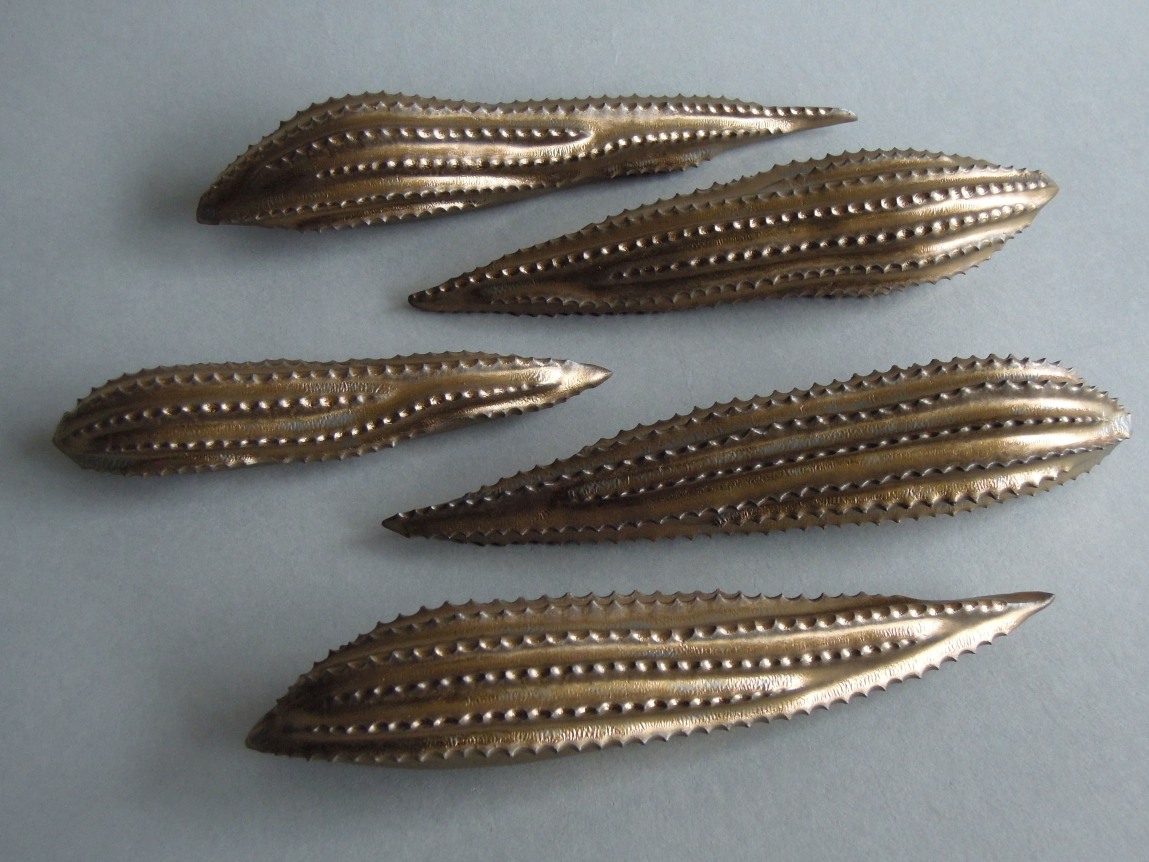 Chris Garofalo.&nbsp;dưa đắng đồng,&nbsp;2020. Glazed stoneware, 8.5 x 1.5 x 1.5 inches.&nbsp;