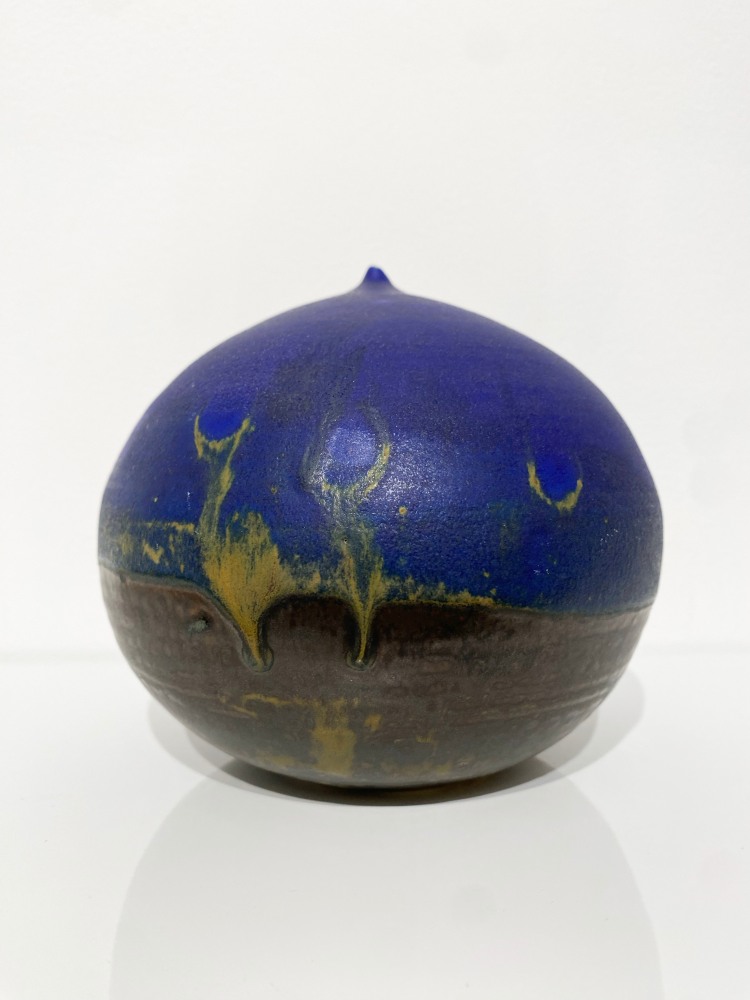 Toshiko Takaezu, Closed Form