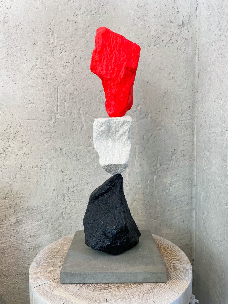Ugo Rondinone, Small black white red mountain, 2019
