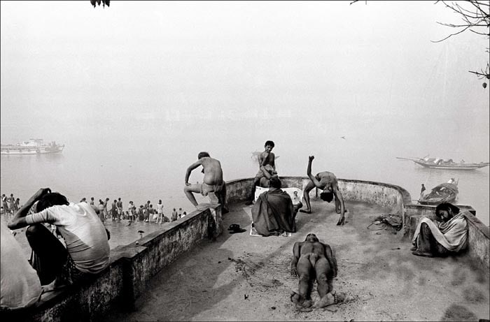 Raghu Rai MORNING ACTIVITIES ALONG MULLICK GHAT, KOLKATA