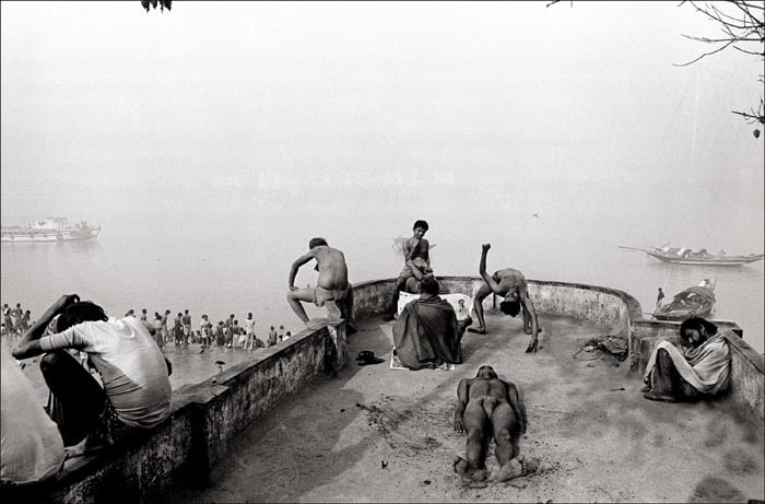 Raghu Rai MORNING ACTIVITIES ALONG MULLICK GHAT, KOLKATA