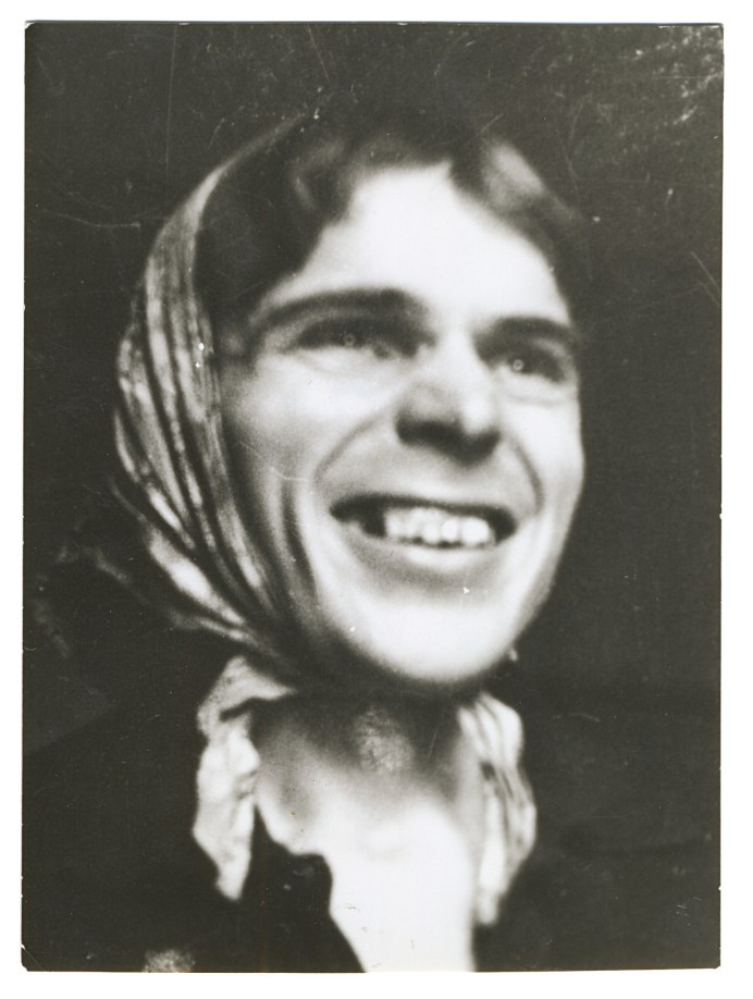 Tomasz Machciński, Untitled, 1968, Black and white analog photograph printed on baryta paper, 3 1/8 x 2 in. (8 x 5 cm),&nbsp;Courtesy Ricco/Maresca and christian berst art brut