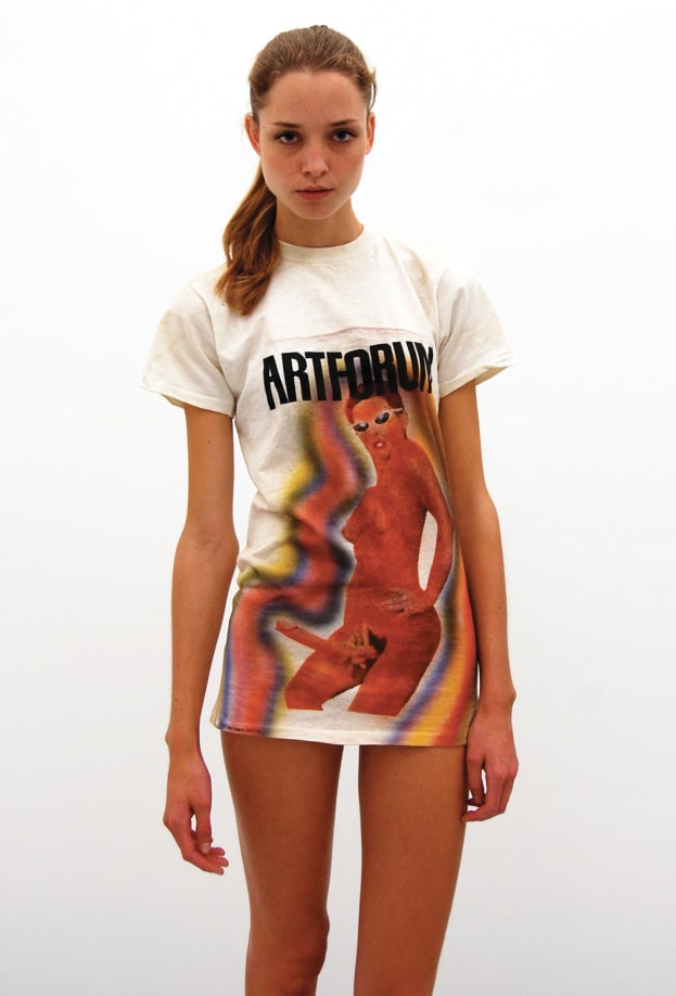 Lynda Benglis,&nbsp;Artforum T-Shirt,&nbsp;Courtesy of Specific Object/Susan Inglett Gallery, NYC.