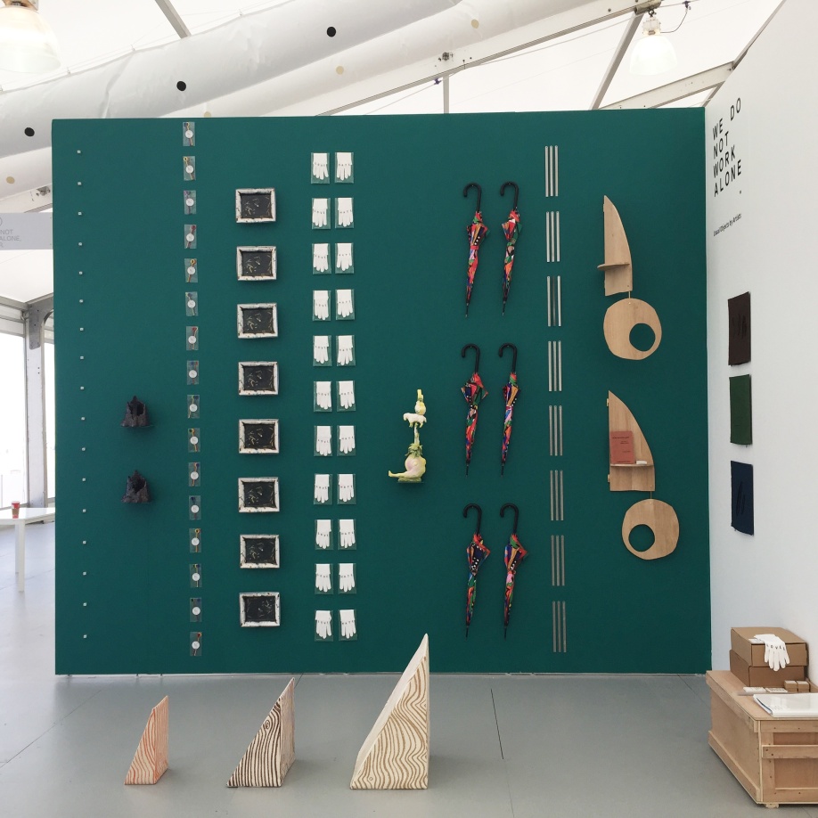 M&egrave;tre Ruban : Annette Messager &quot;M&ecirc;tre-Cool&quot;, 2017, edition WE DO NOT WORK ALONE. Photo Claire Israel