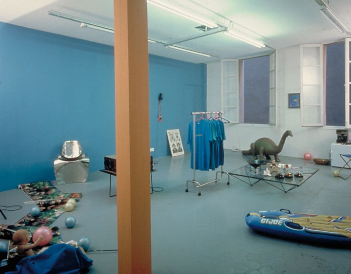 The gallery&rsquo;s inaugural exhibition, Les ateliers du Paradise. Installation view at Air de Paris, Nice (1990). Photography by Raph Gatti.&nbsp;