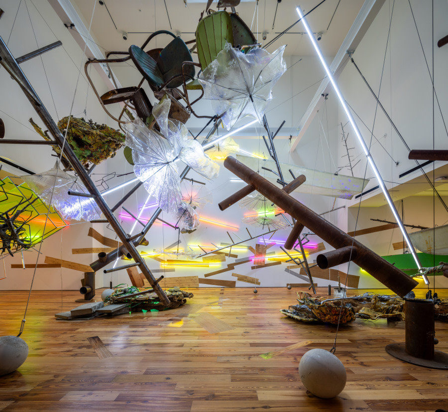 Judy Pfaff, Installation View of Picking Up the Pieces at Sarasota Art Musuem, Sarasota, Florida, 2023. Photo by Ryan Gamma.