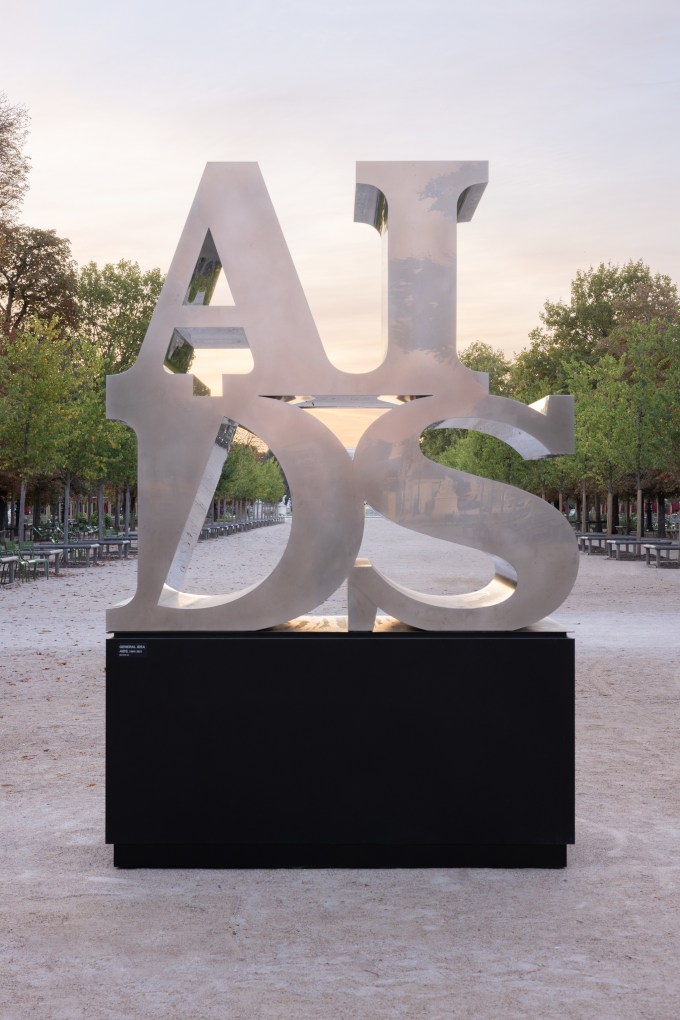 GENERAL IDEA Installation view of&nbsp;AIDS Sculpture at&nbsp;Paris+ par Art Basel in Jardin des Tuileries, Paris, 2023.&nbsp;