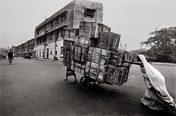 Raghu Rai WOMAN CART PUSHER, DELHI 1979 Digital scan of photographic negative on archival paper 20 x 30 in.