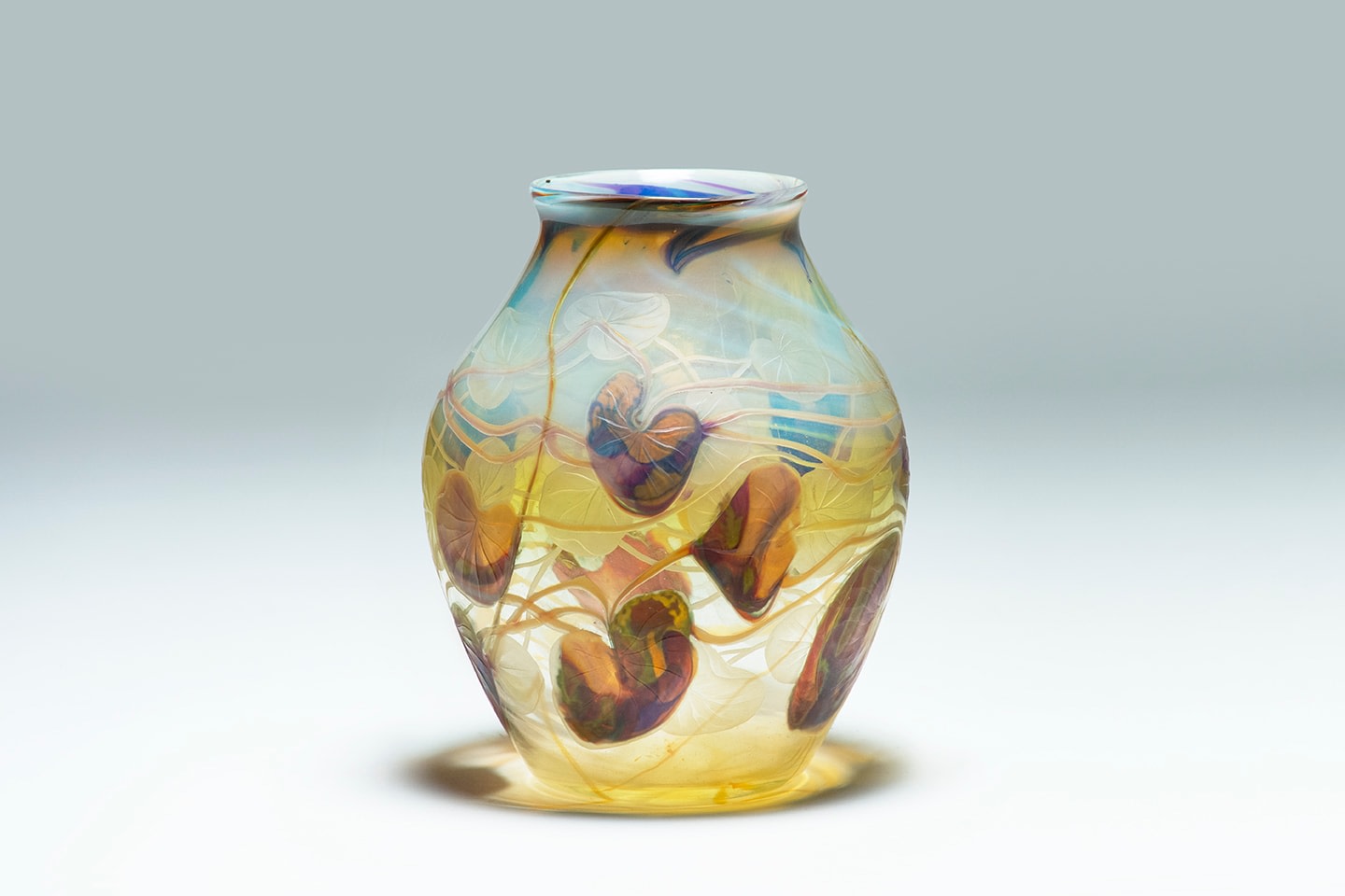 Intaglio Decorated Reactive Paperweight Vase