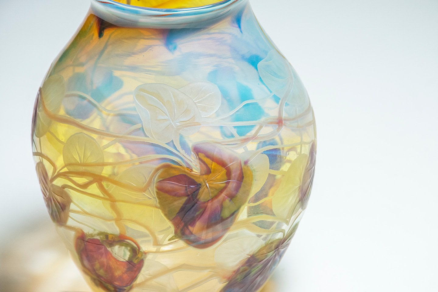 Intaglio Decorated Reactive Paperweight Vase