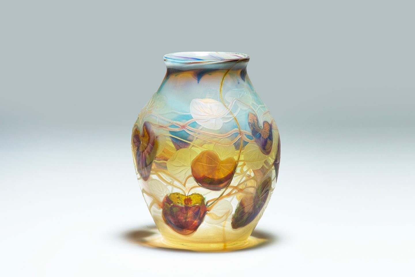 Intaglio Decorated Reactive Paperweight Vase