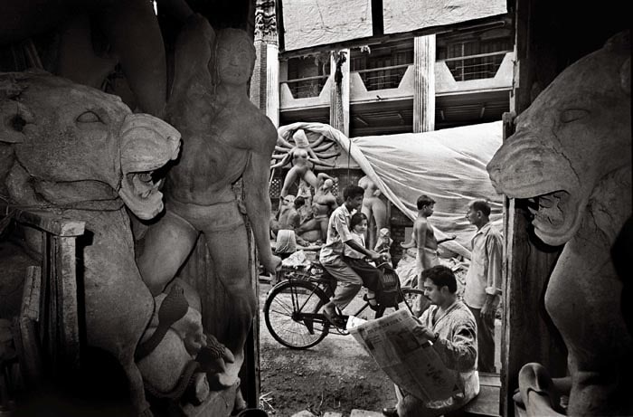 Raghu Rai PREPARING FOR DURGA POOJA, KOLKATA 1999 Digital scan of photographic negative on archival paper 20 x 30 in.