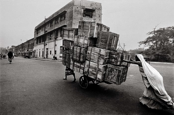 Raghu Rai WOMAN CART PUSHER, DELHI 1979 Digital scan of photographic negative on archival paper 20 x 30 in.