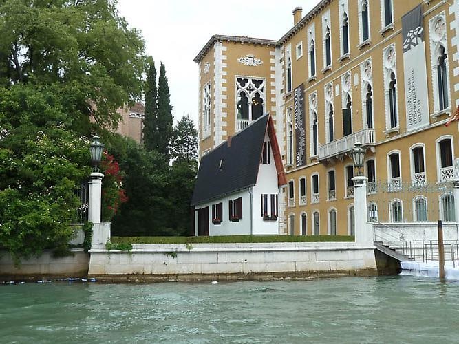 Erwin Wurm, &quot;Narrow House&quot;