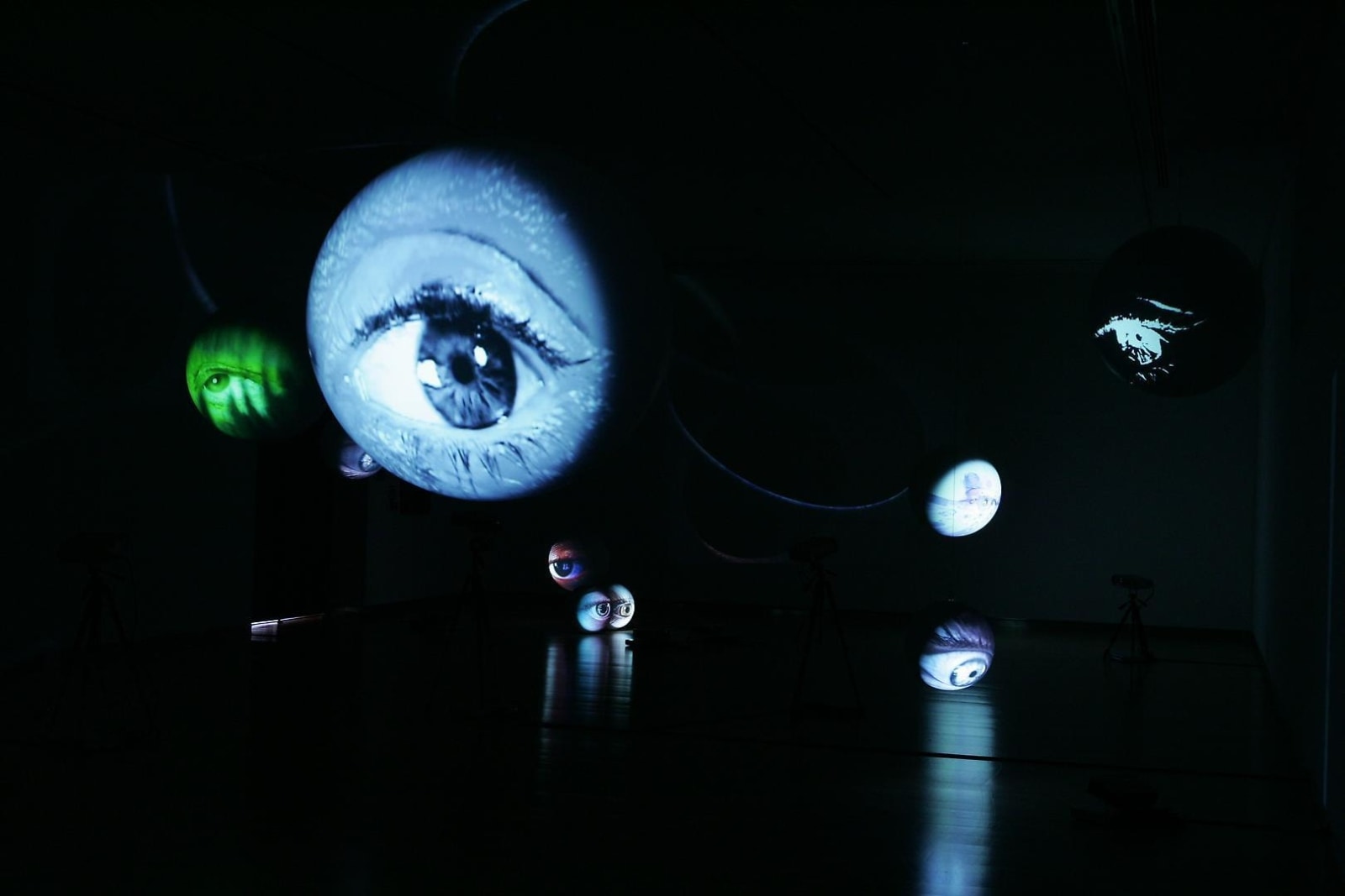  TONY OURSLER: Dispositivos