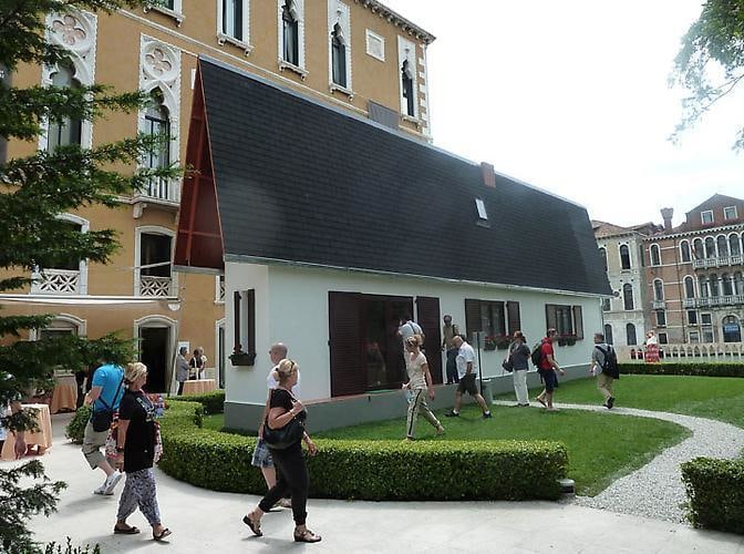 Erwin Wurm, &quot;Narrow House&quot;